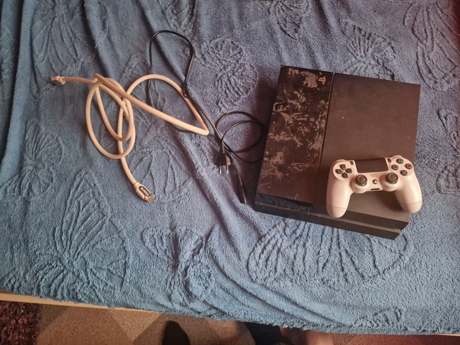 Vand ps4 foarte bun are maneta fire ce iti trb le el  merge foarte  bn