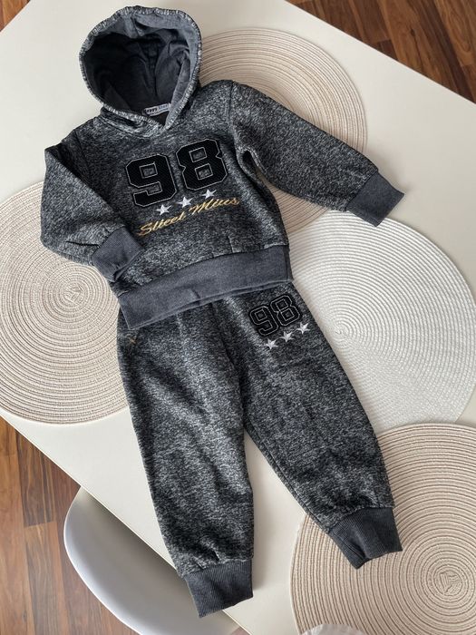 Costum nou, căptușit cu polar (fără etichetă), pentru băiețel de 1,5–2 ani (86–92 cm).