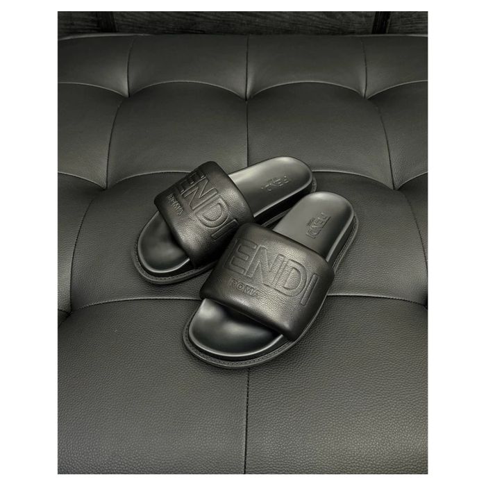 Fendi Embossed Logo Slides / Black