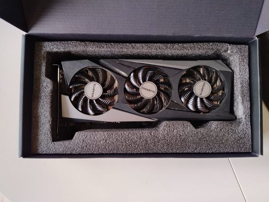 Vand placa video Gigabyte Radeon RX 6500 XT GAMING OC, varianta de top cu 4GB GDDR6 pe 64-bit.