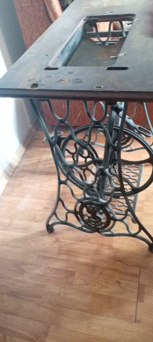 Продавам поставка за шевна машина