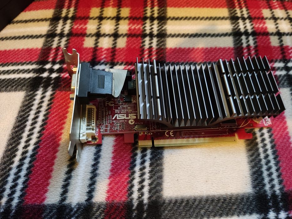 Vand piese de calculatoare