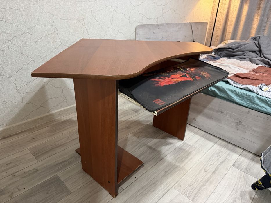 Продам угловой компьютерный стол
