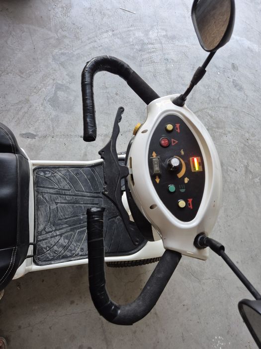 Cărucior scuter electric pentru persoane cu dizabilități sau bătrâni