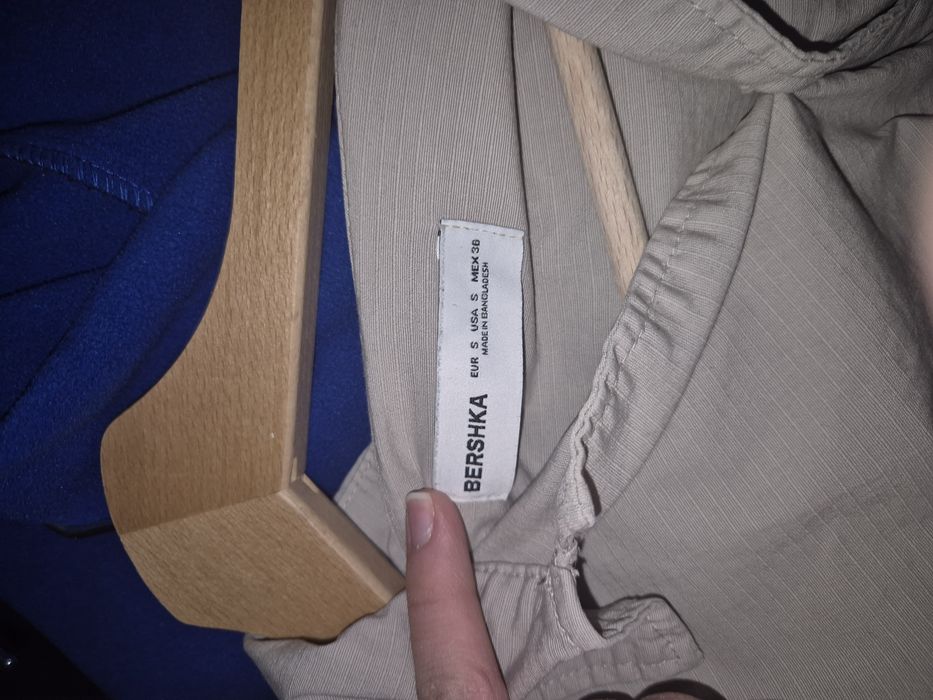 Кремава риза с къс ръкав Bershka стилна и минималистична

.

стилна и