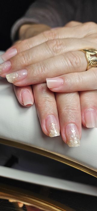 Manichiura construcție, întreținere cu gel sau semi