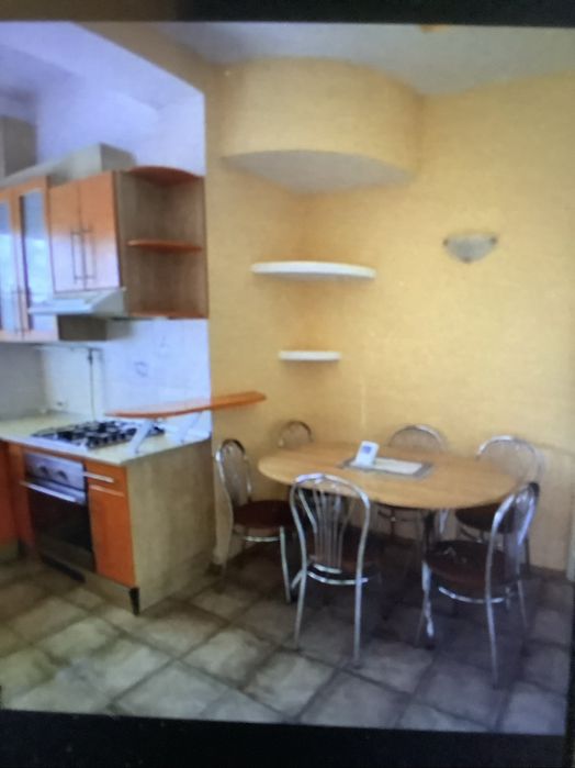 Inchiriez un apartament    central.  cu 2 , camere (piața mare)Titulescu , cu curte