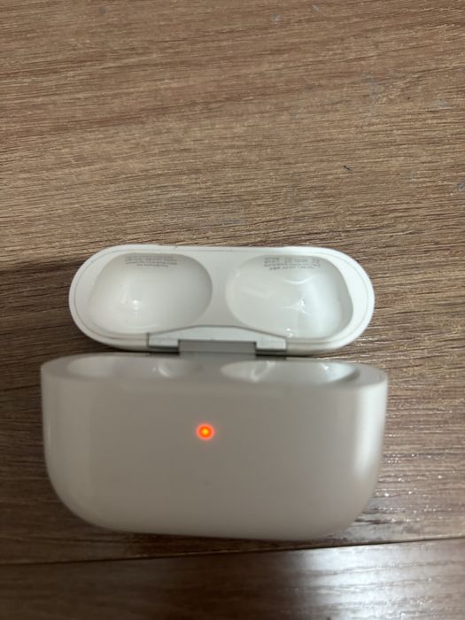 Продам оригинальный кейс от аирподс про