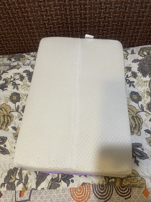 Ортопедическая подушка из memory foam