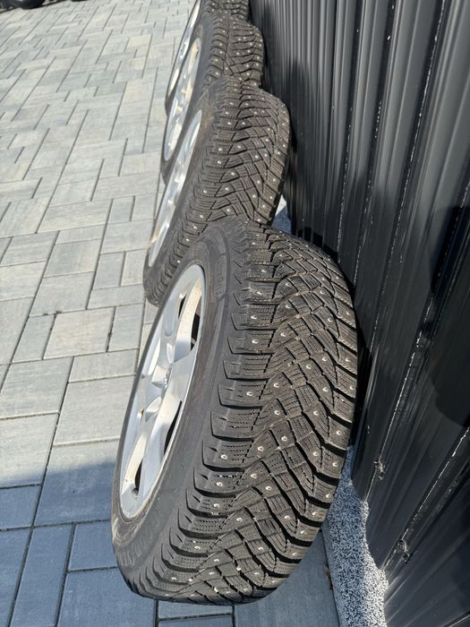 205/60/16 Goodyear iarna cu cuie noi saptama a 6 anul 2023 pret 400 E