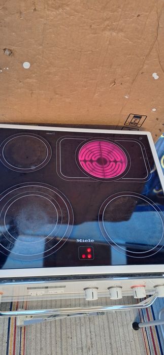 Фурна за вграждане с керамични котлони Miele