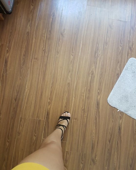 Vând sandale elegante