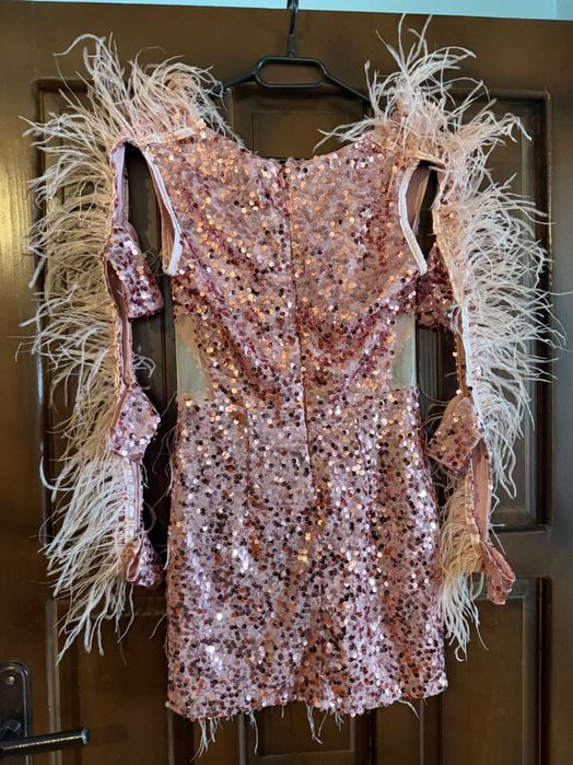 Ефектна рокля с пера и пайети Reina