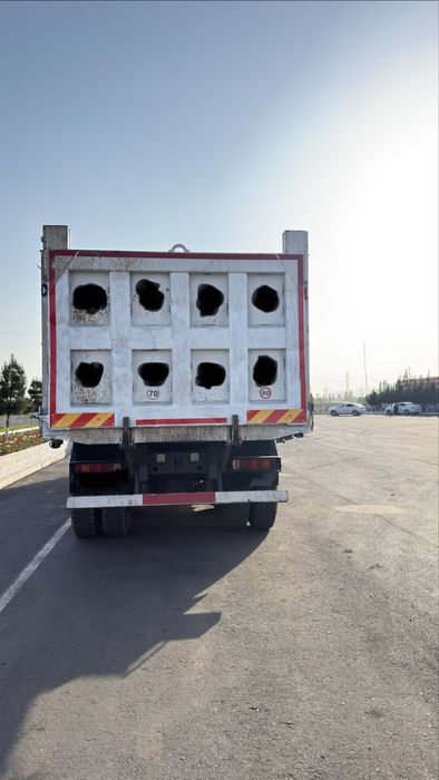 HOWO samosval 8x4 40 tonna 30 kub