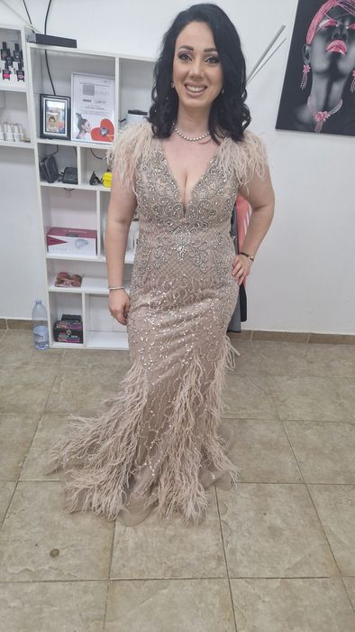 Бална официална рокля с пера и камъни тип русалка