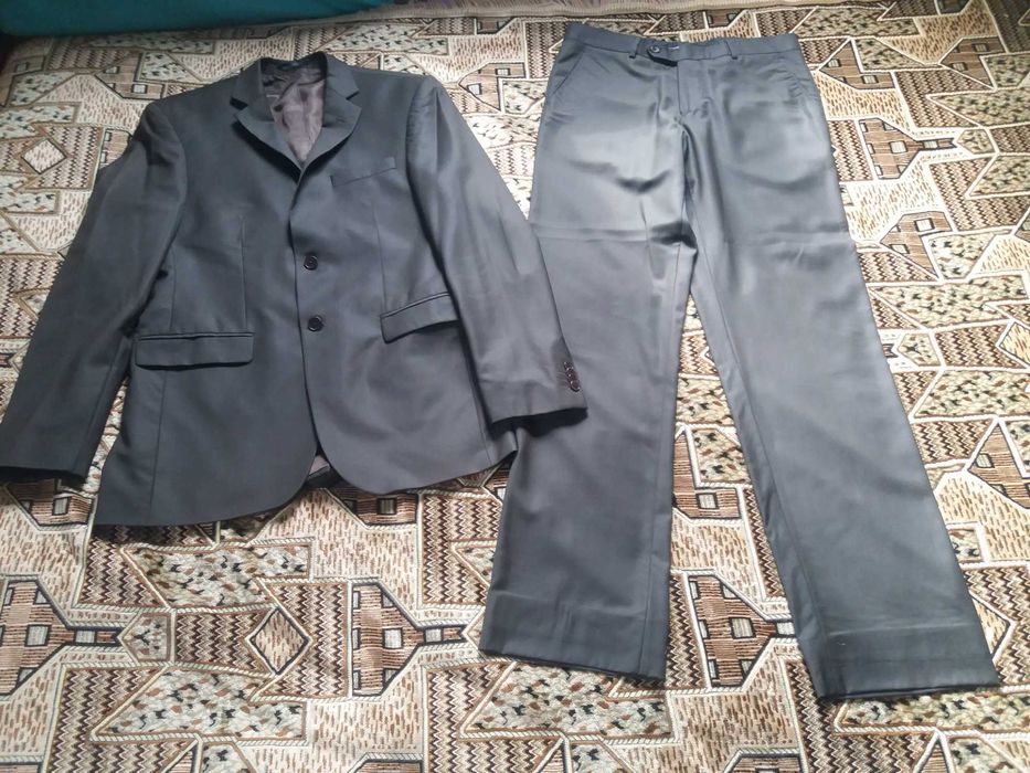 Продам костюм 48 размера