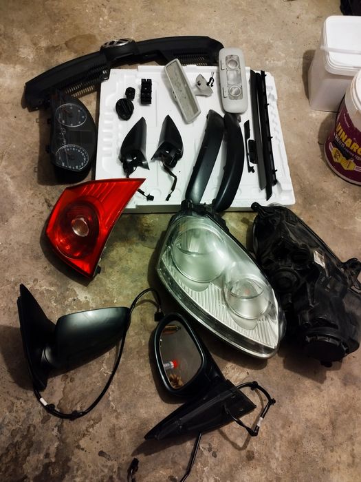 Dezmembrez piese caroserie - ornamente vw golf 5