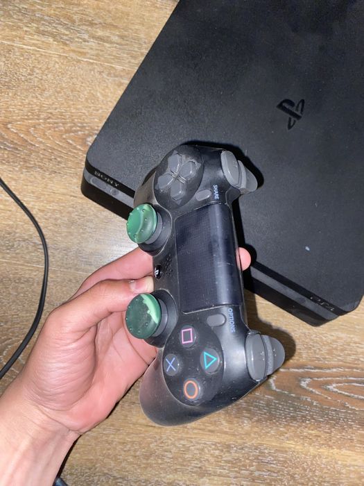 Продава се playstation 4 slim
