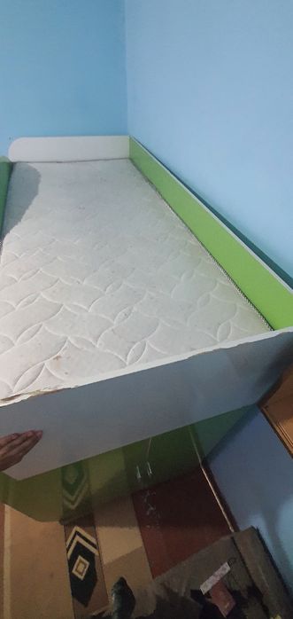 Детский уголок с кроватью на 2ом этаже и партой на 1ом