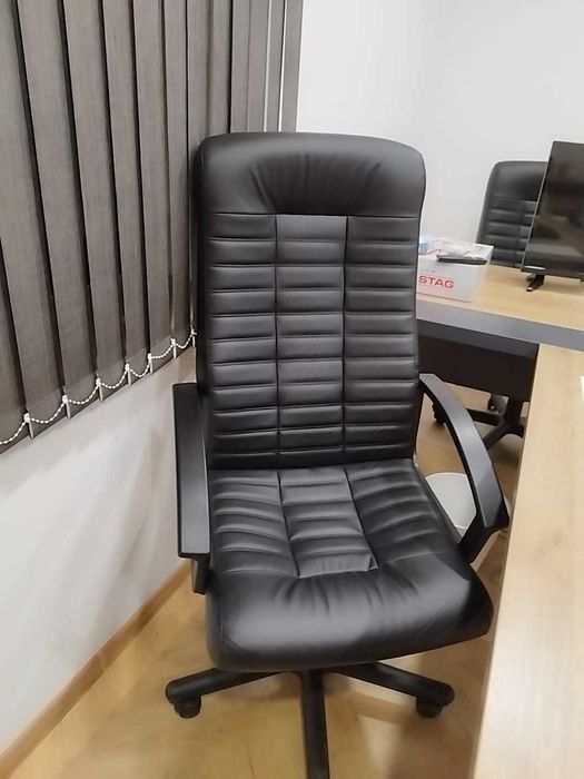 Продавам 2 броя нови кожени директорски столове