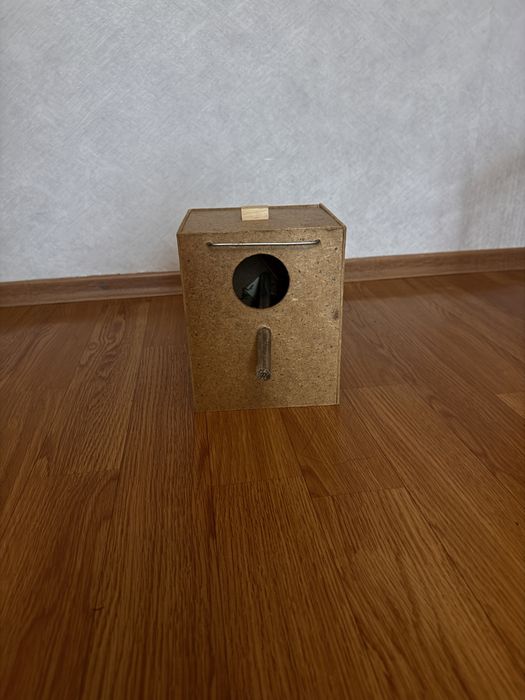 Продаются клетки для попугаев.