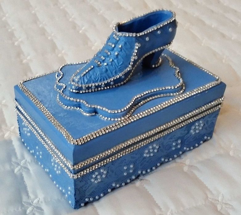 Кутийка за бижута с пантофка