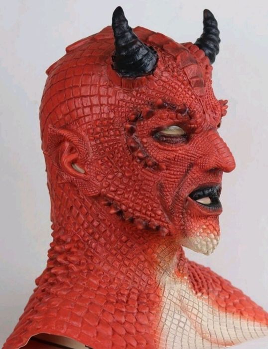 Нова латексова маска