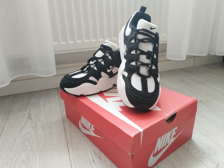 Adidasi Nike Tech