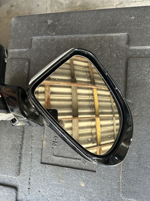 Боковое правое зеркало