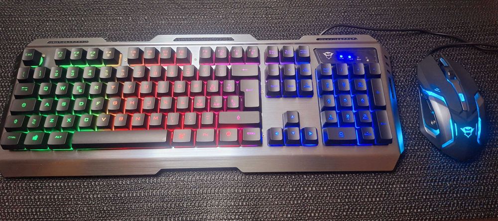 Слушалки, клавиатура и мишка