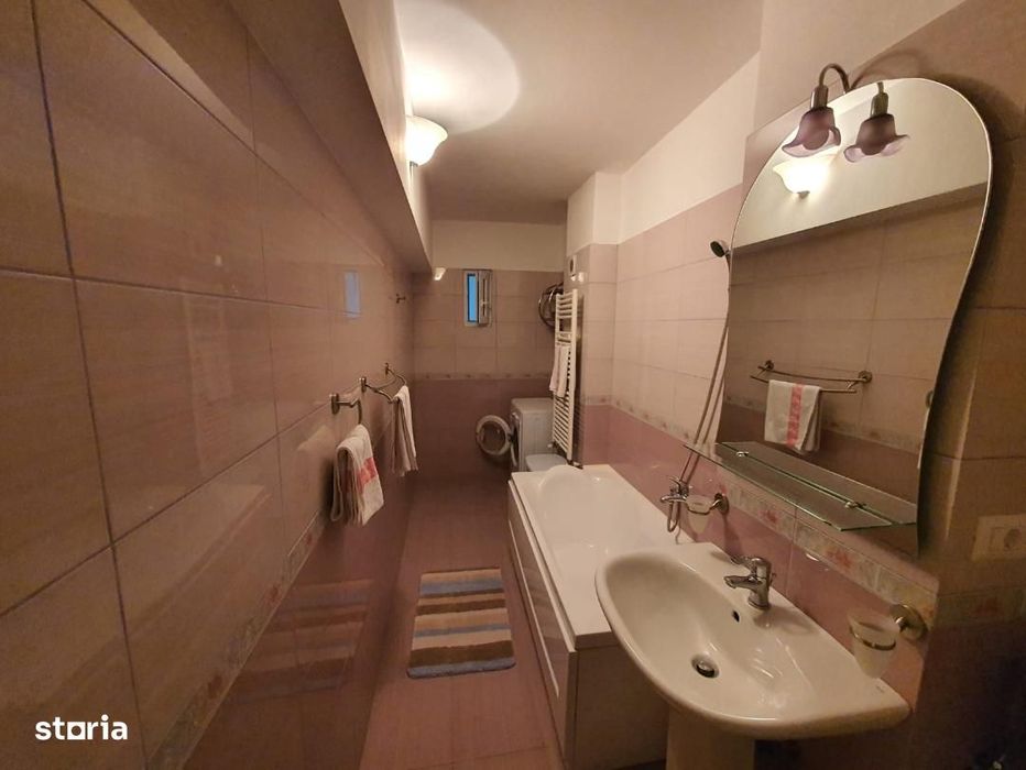 De vanzare Apartament 4 camere cu scara interioara, zona Centru.