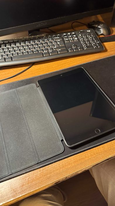 iPad 9th Gen 64GB, cutie, 2 huse (+tastatura)