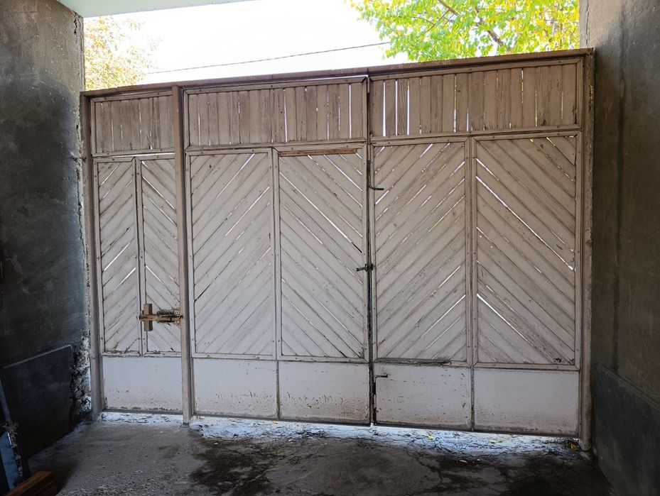 Дарвоза уртаси тахтали