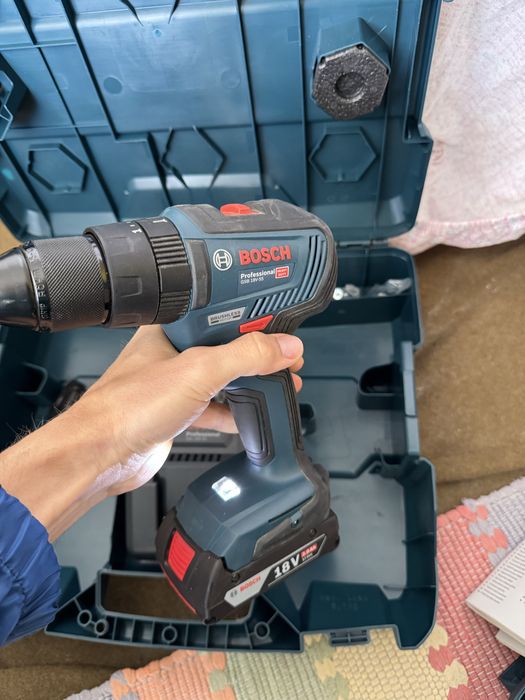 Filetantă / mașină de găurit Bosch Brushless GSB 18V-55 aproape nouă, stare impecabilă