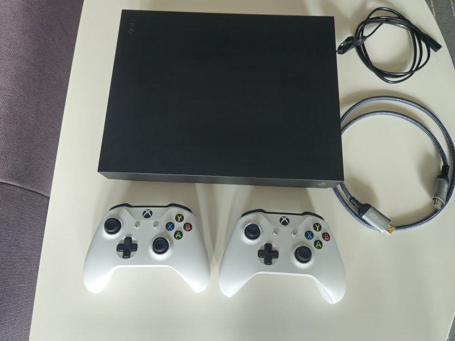 Xbox One X 1 TB + 2 контролера + 8BitDo дистанционно