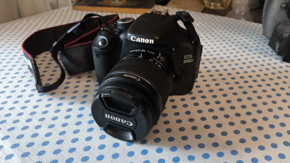 Canon 600d kit Ef-s 18-55mm 3.5-5.6 III
Комплект: Фот