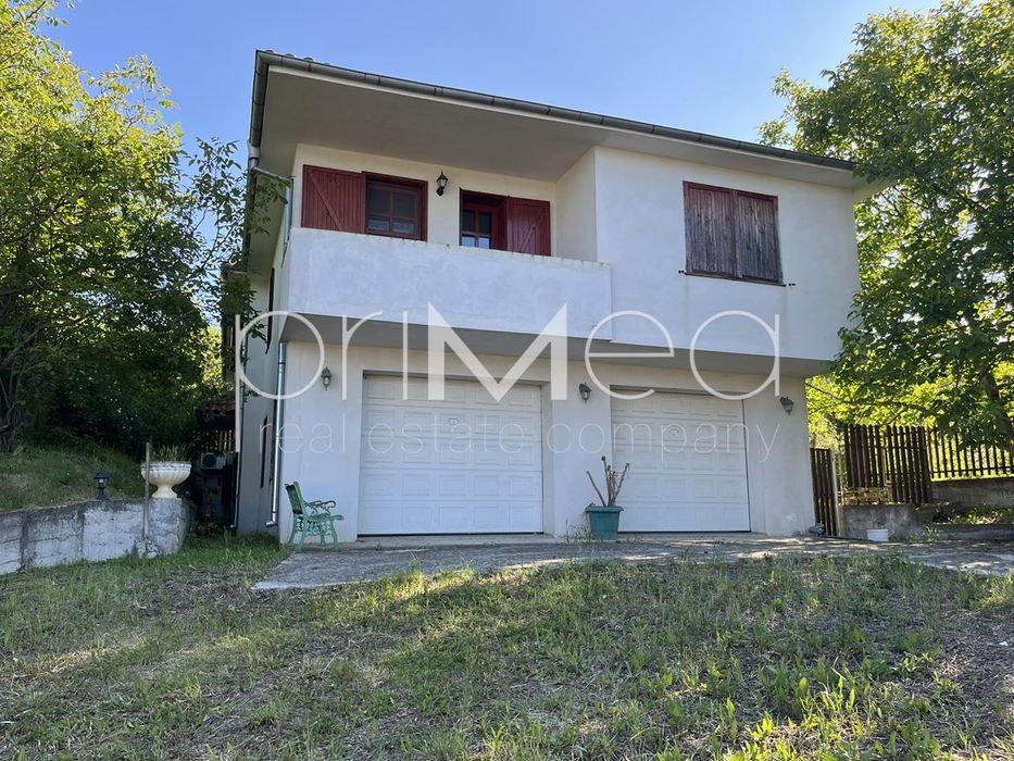 Къща в Бургас, област-с.Медово площ 308