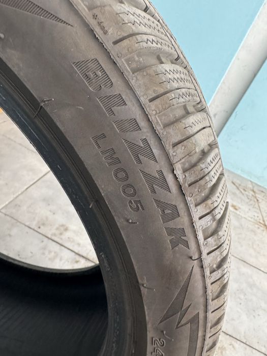 Зимни гуми Bridgestone blizzak 2 броя дот 22год 245/40R18