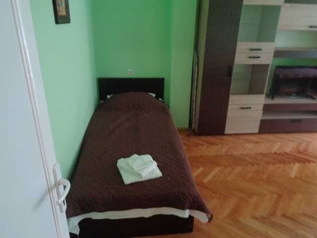 Дава се под наем Тристаен апартамент в Търговище, Център - 68 кв.м за 306 € - Снимка #2