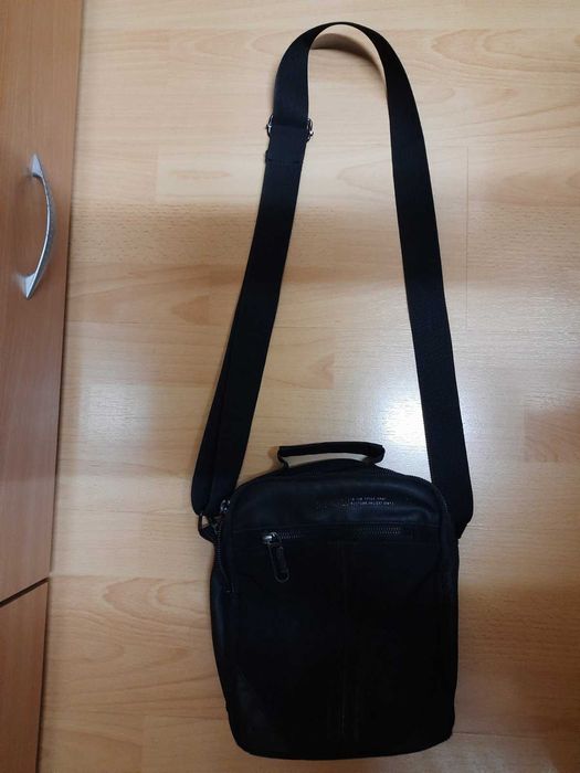 Мъжка черна стилна чантичка с множество отделения, ципове и презрамка
