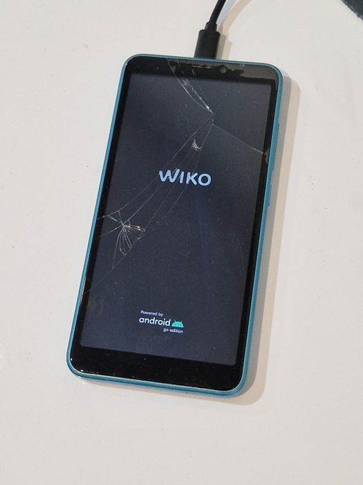 Telefon Wiko cu display fisurat,  nu se aprinde