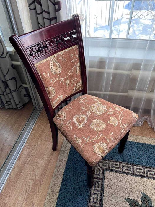 Деревянный стол со стульями