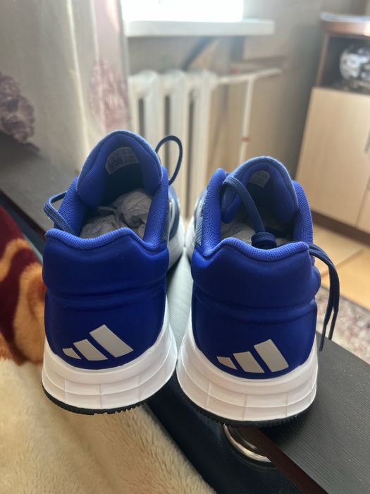 Крассовки адидас