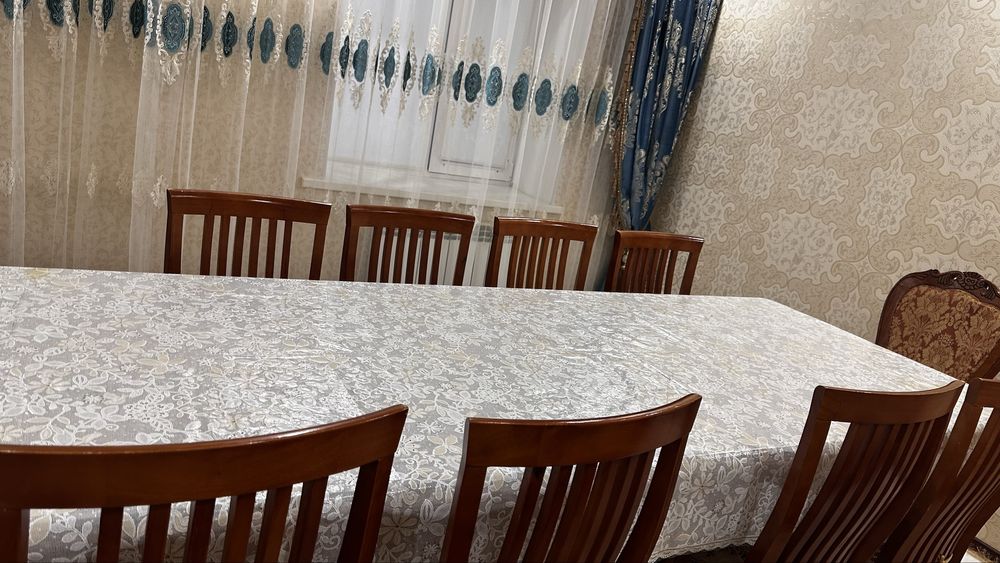 Стол сатылады,отыргыштармен биргеее