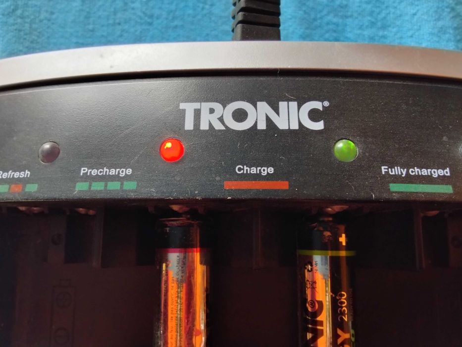 голямо оригинално немско зарядно за всички видове батерии , NI-MH