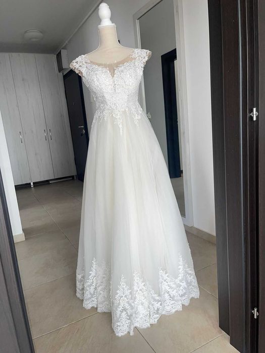 Rochie de mireasă+ gratuit 4 rochii pentru domnisoare de onoare