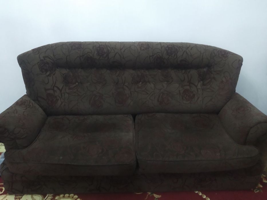 Коричневого  цвета  мягкая мебель диван кресла и полуторка с