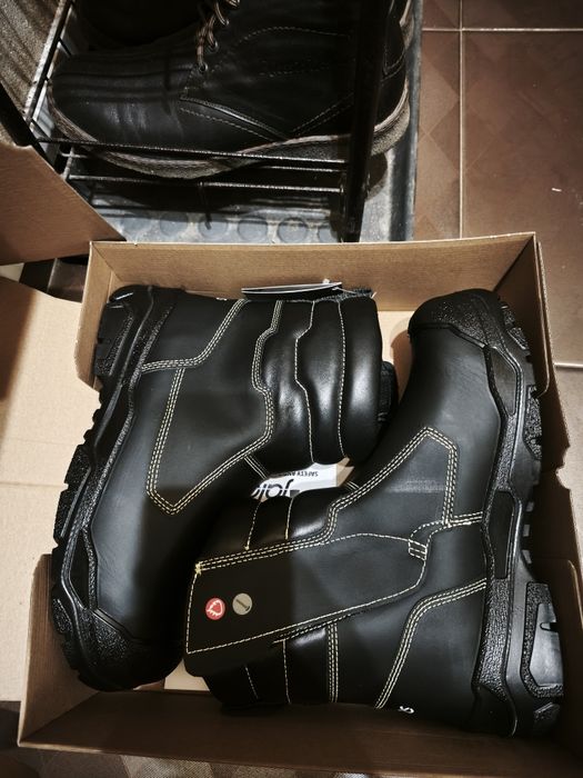 Продам ботинки металлургов.