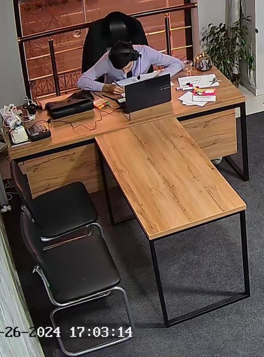 Ofis Stoli srochno sotiladi