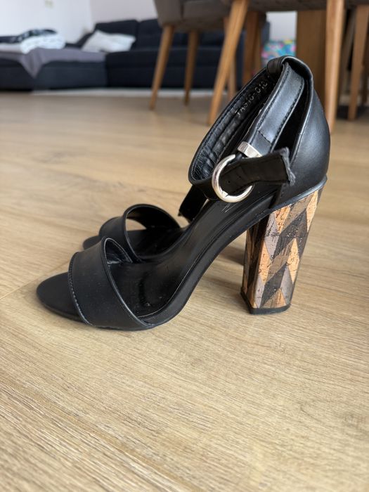 Черни сандали на дебел ток